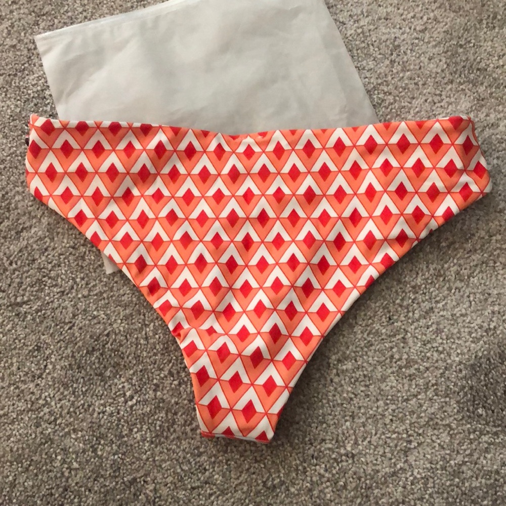 Bikini - Picture 3 of 7